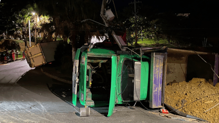 Una volqueta de carga que estaba estacionado terminó volcado, luego de rodarse en una pendiente de Bello