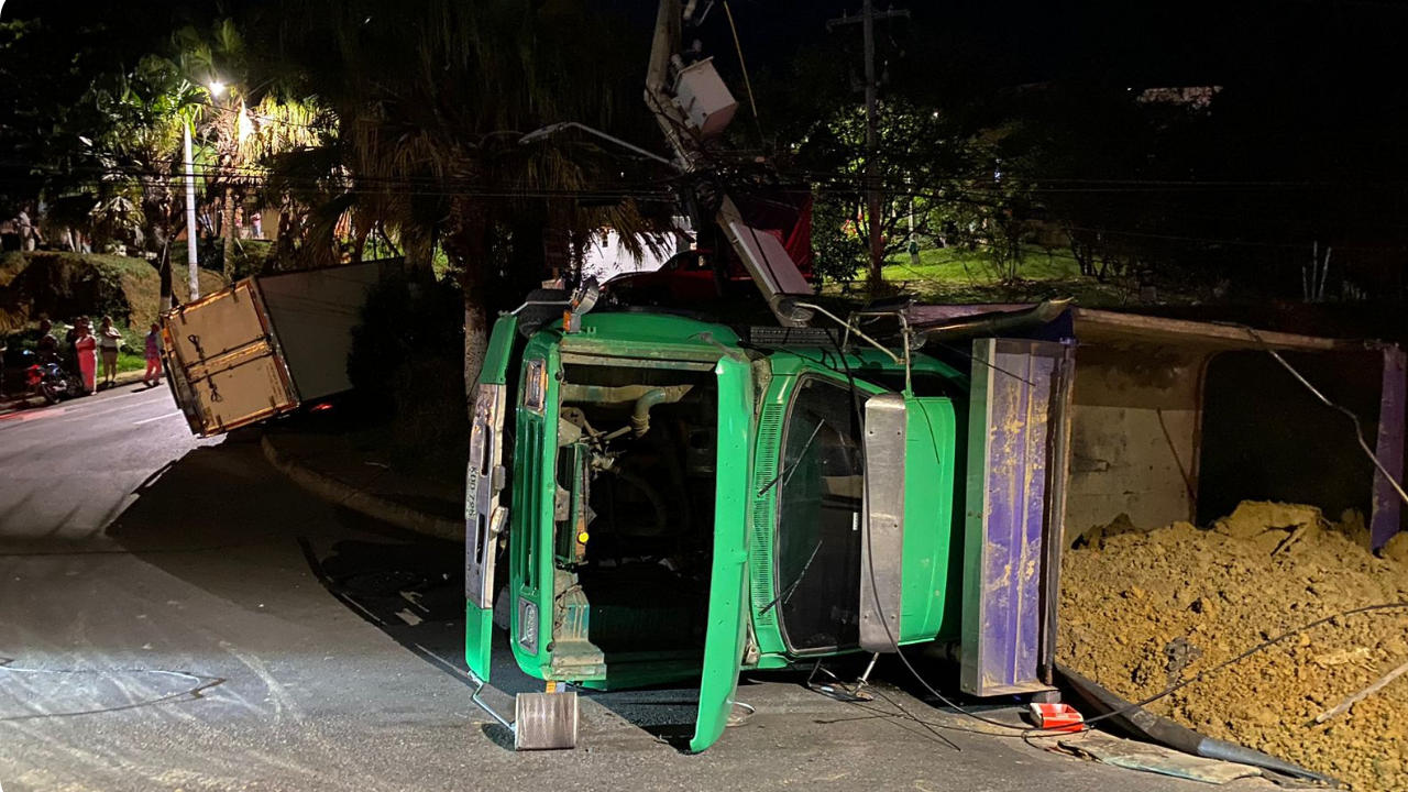 Una volqueta de carga que estaba estacionado terminó volcado, luego de rodarse en una pendiente de Bello