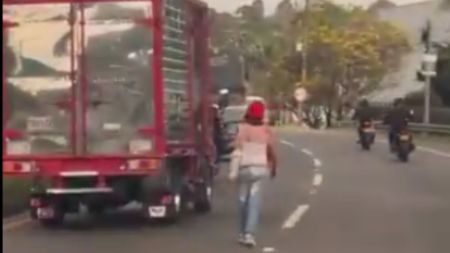 VIDEO: Reportan a una mujer que estaría caminando por la mitad de la vía Marinilla–Guarne Reportan a una mujer que estaría caminando por la mitad de la vía Marinilla–Guarne
