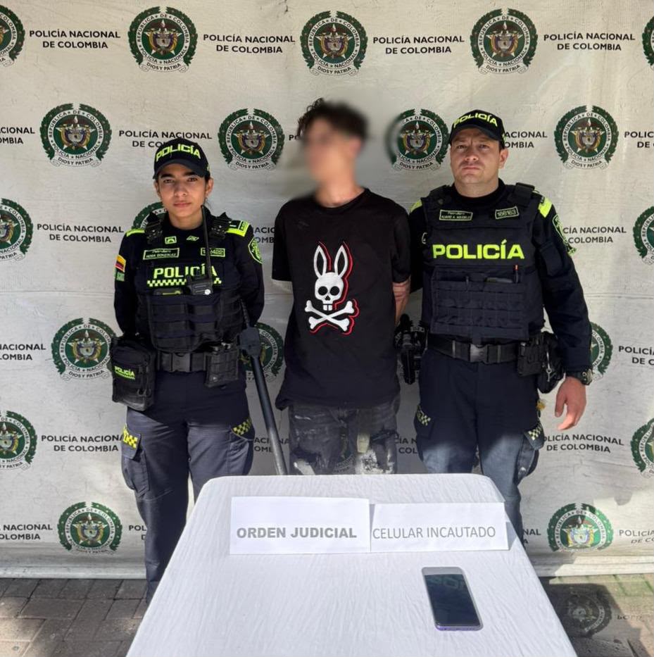 Capturan en Medellín a dos hombres señalados de secuestro y extorsión; uno intentó ocultar su identidad