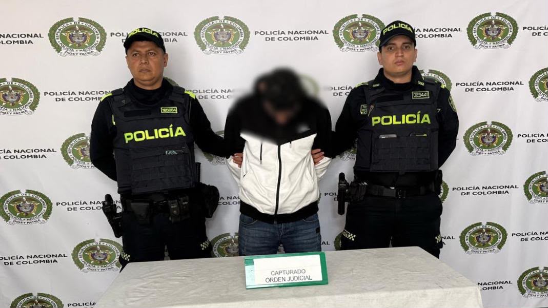 Capturan en Medellín a dos hombres señalados de secuestro y extorsión; uno intentó ocultar su identidad