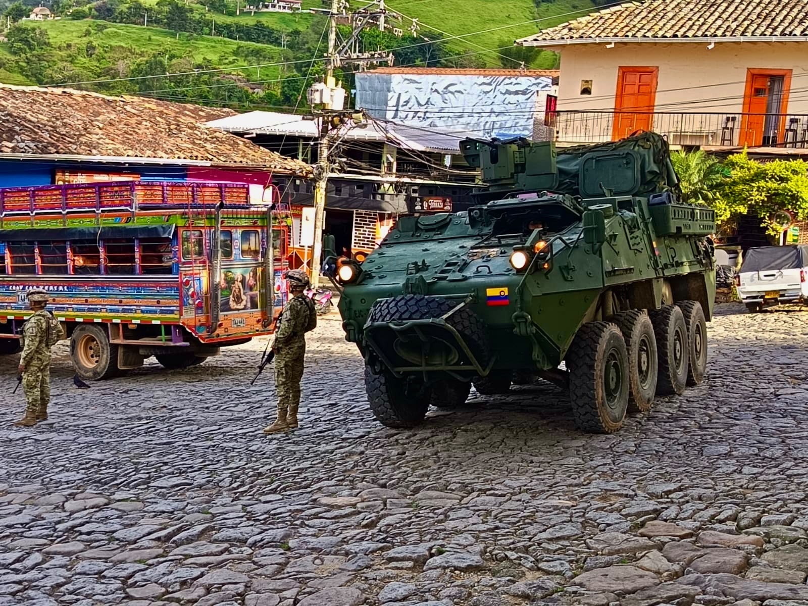 ¿Va a votar en el Norte de Antioquia? Este es el despliegue de seguridad que lo acompaña 1 El Ejército Nacional activa el Plan Democracia en el Norte de Antioquia. Detalles del operativo con blindados para proteger su derecho al voto.