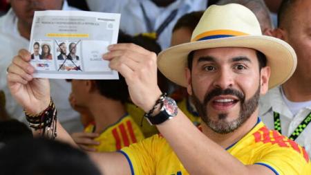 Abelardo De la Espriella, con la "tricolor" puesta, ya votó en Barranquilla