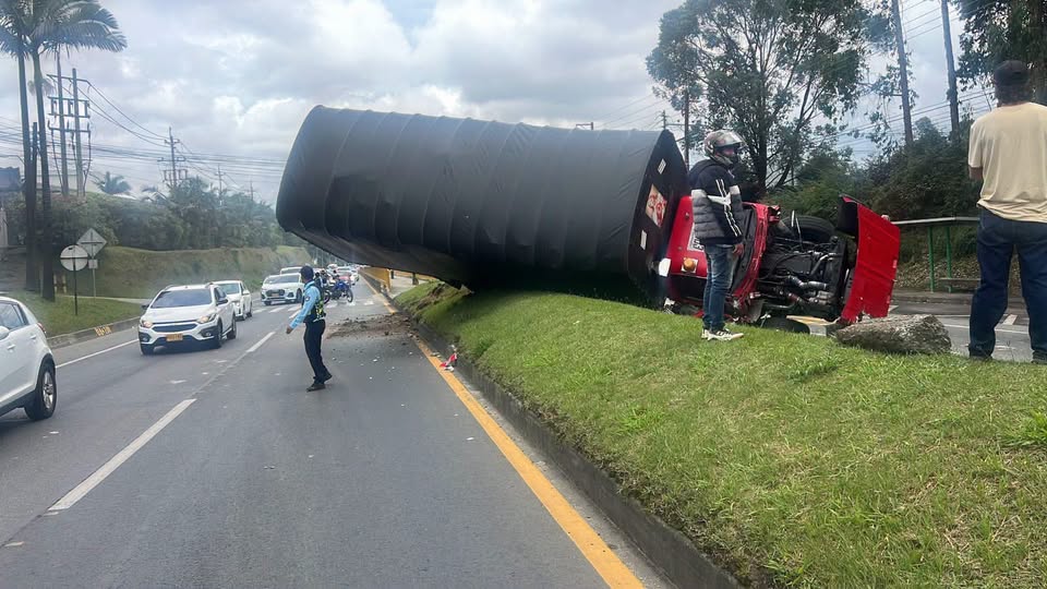 ¿Perdió el control? Camión de carga pesada sufrió volcamiento en la autopista Medellín-Bogotá