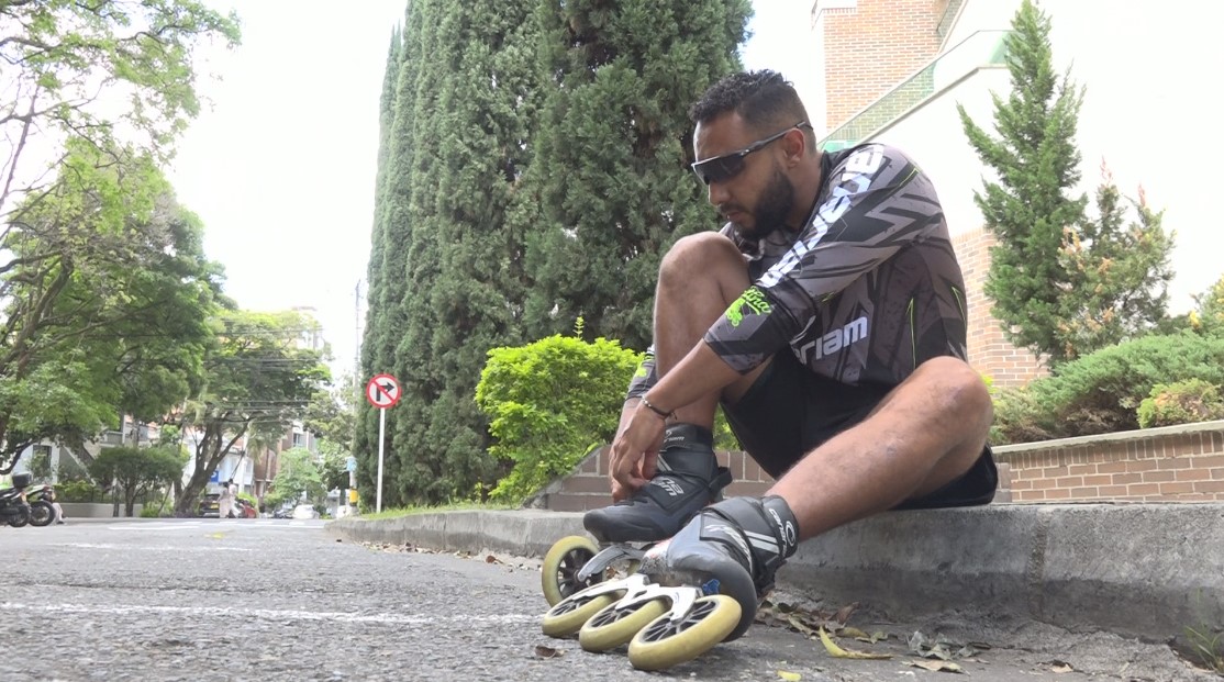 Larry Patina va por el reto más grande de su carrera: recorrer en patines el camino entre Medellín y Quito
