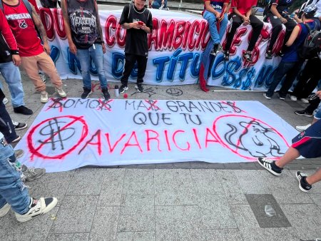 "Tu avaricia no representa nuestros colores": El mensaje de la hinchada del DIM en manifestaciones