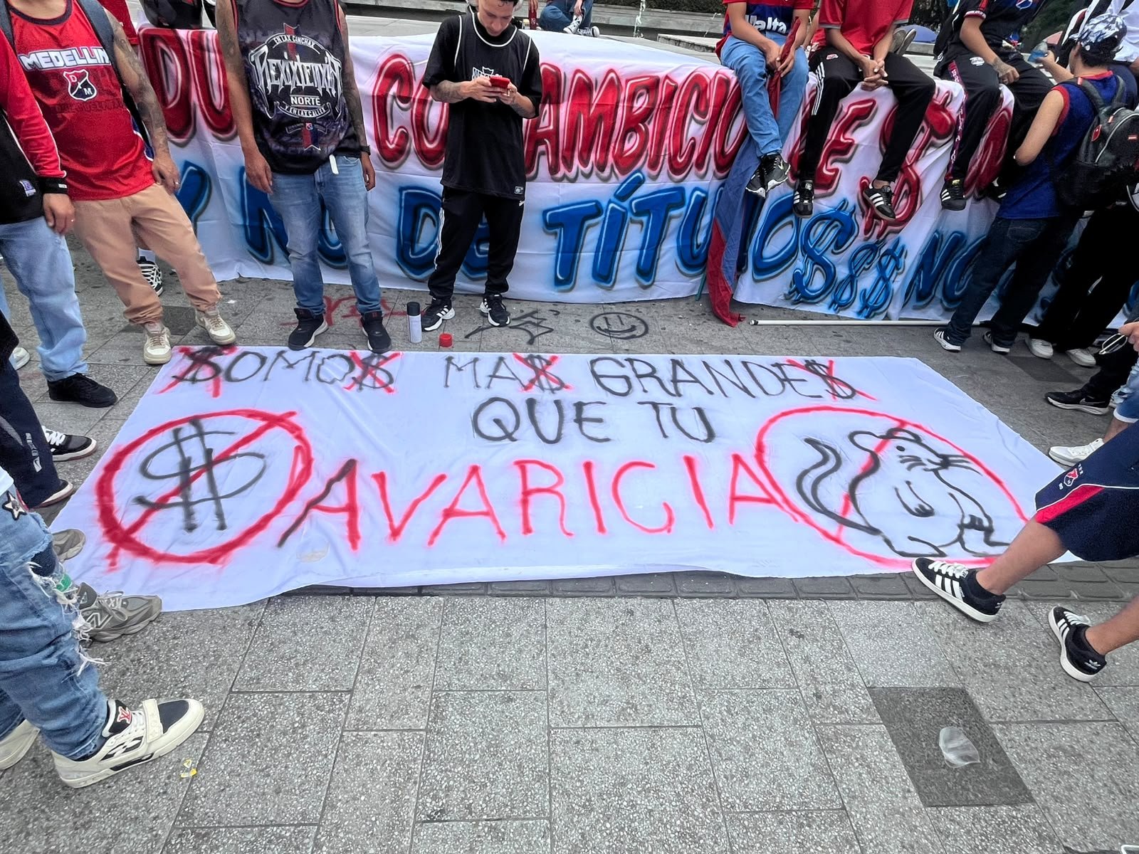 "Tu avaricia no representa nuestros colores": El mensaje de la hinchada del DIM en manifestaciones