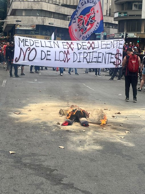  El mensaje de la hinchada del DIM en manifestaciones