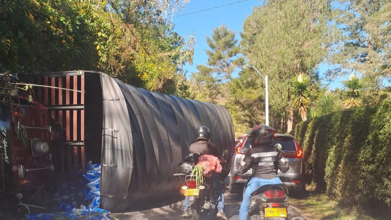 Camión de carga volcado genera fuerte congestión en la vía a Guatapé Camión de carga volcado genera fuerte congestión en la vía a Guatapé
