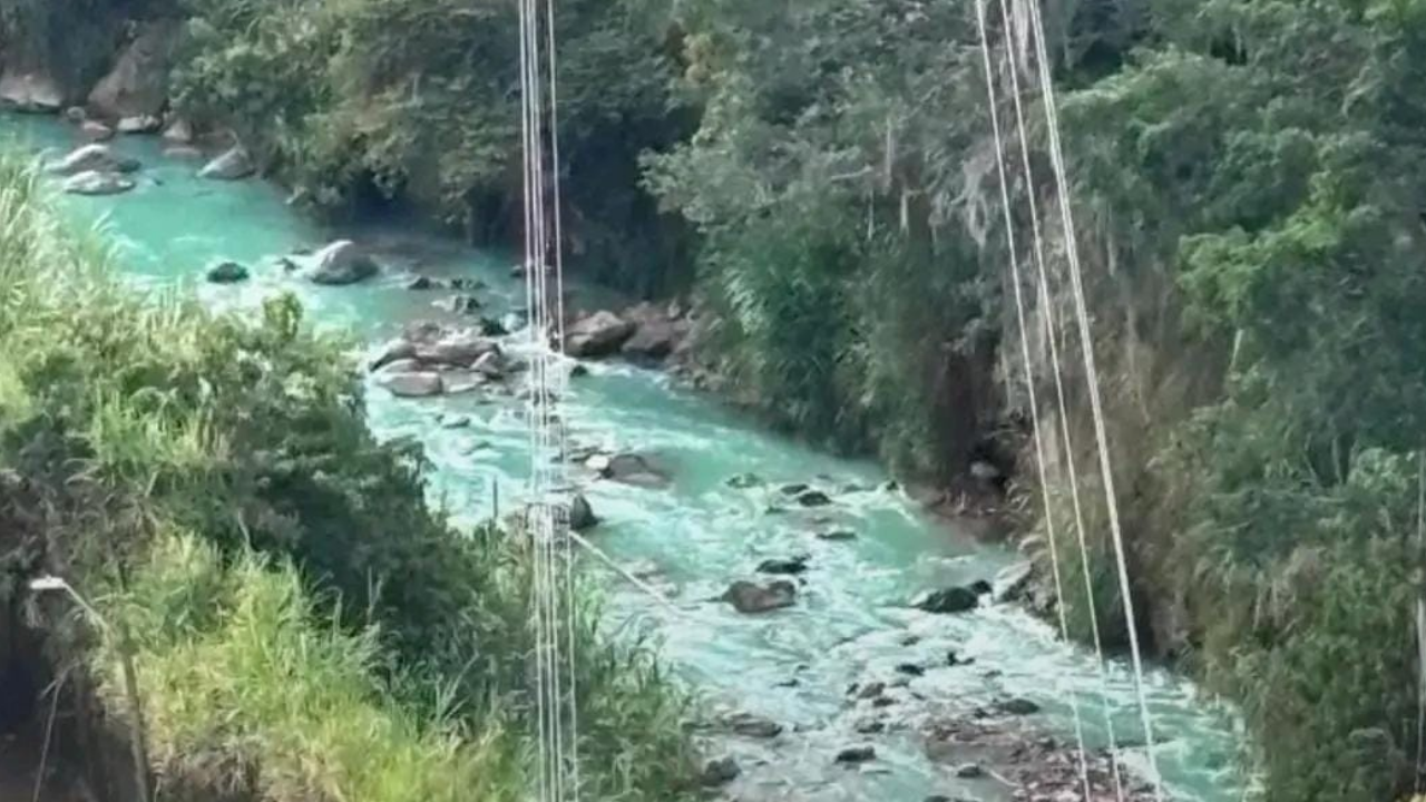 Alerta ambiental en Itagüí: denuncian extraña coloración verde en la quebrada Doña María