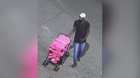 Hombre fue captado robando retrovisores de carros en Robledo, occidente de Medellín: se movilizaba con un coche de bebé Hombre fue captado robando retrovisores de carros en Robledo, occidente de Medellín: se movilizaba con un coche de bebé.