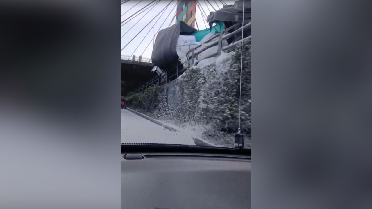 EN VIDEO | Vehículo de carga se volcó en la 'oreja' de la avenida Regional con la calle 4 Sur en Medellín