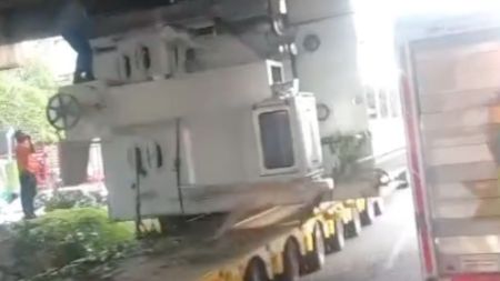 ¡Movilidad reducida! Camión de carga extralarga quedó atrapado bajo el puente de Solla