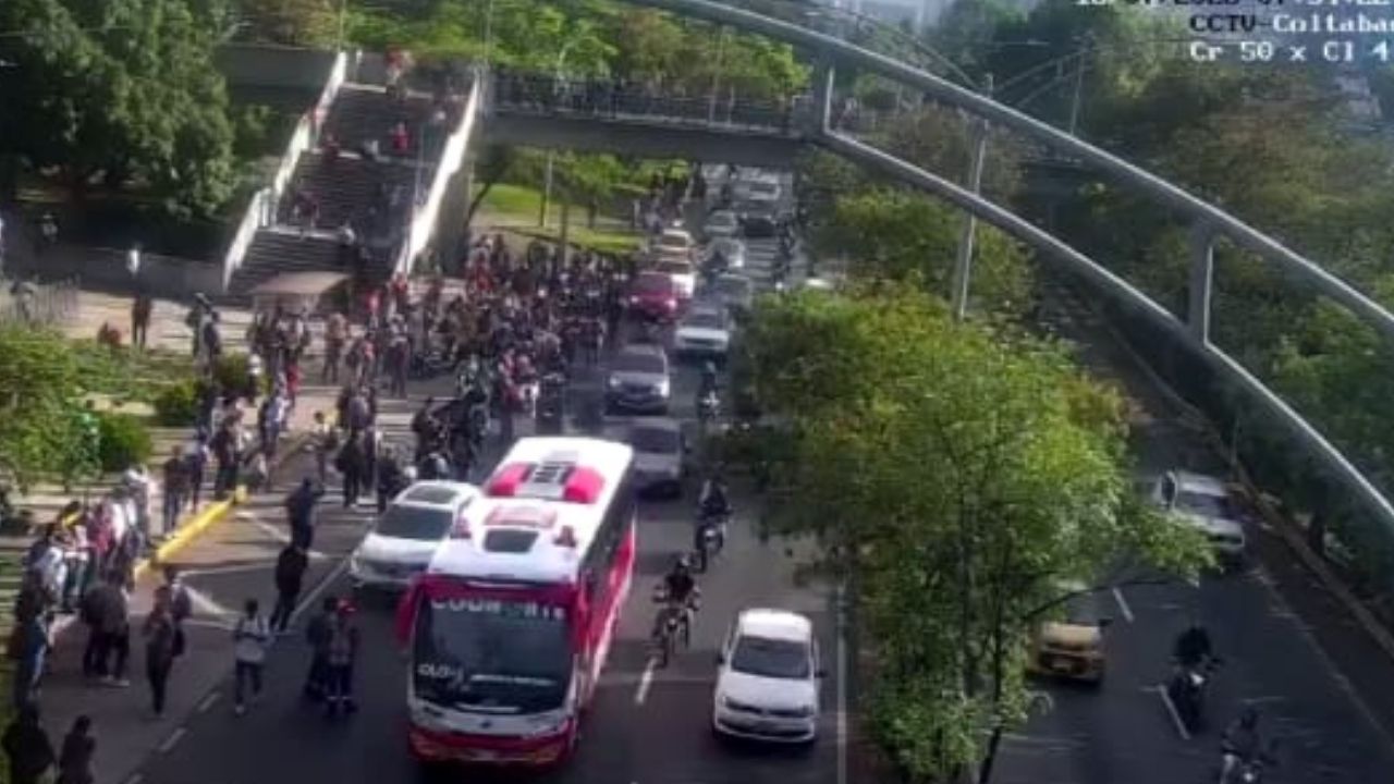 Colapso vial en la Autopista Sur, a la altura de la estación Poblado, por contingencia en el Metro