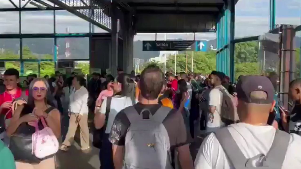 "No cabe un alma": Estación Poblado, desbordada tras la suspensión del servicio hacia el sur