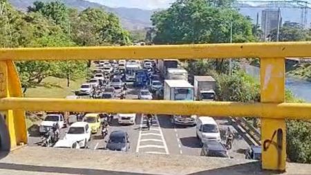 Trancón monumental en la Avenida Regional a la altura de la calle 30