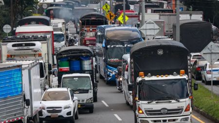 Movilidad reducida en ambos sentidos de la Variante Caldas por alto flujo vehicular Movilidad reducida en ambos sentidos de la Variante Caldas por alto flujo vehicular