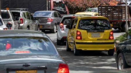 Vehículo varado genera movilidad reducida en la Autopista Sur, a la altura del Puente de la 10