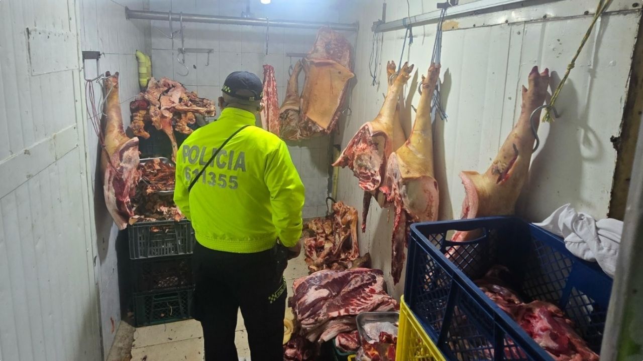 Incautan más de 2.700 kilogramos de carne en mal estado en Medellín: capturan a 4 presuntos implicados en barrio Prado