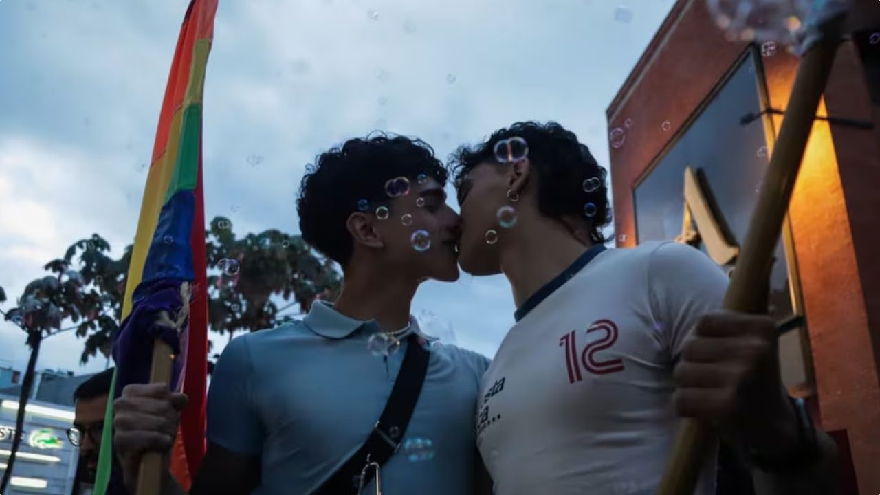 Hubo besatón, luego de la denuncia de una pareja gay, al parecer, por discriminarlos después de darse un beso