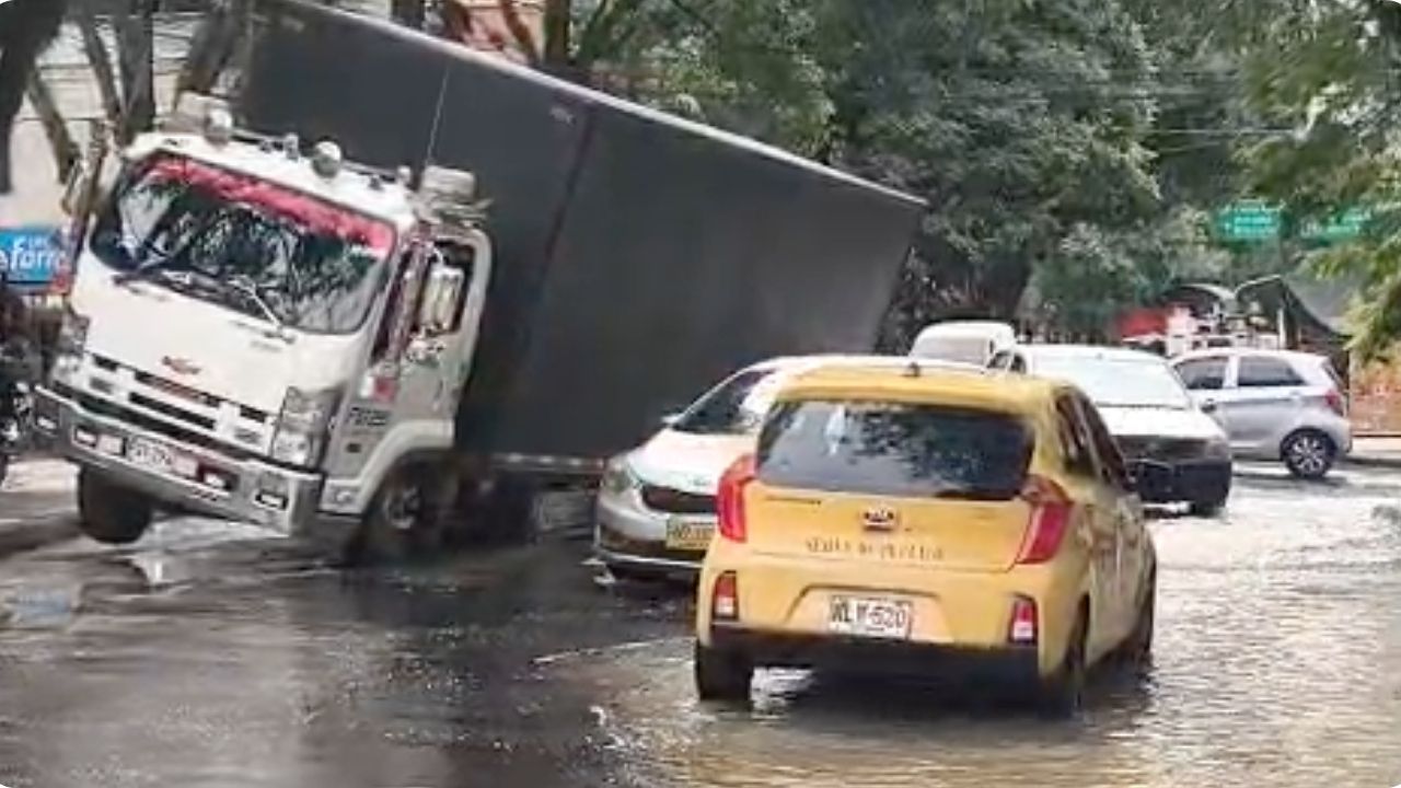 Cierre en la calle 30A por ruptura de un tubo de acueducto a la altura de la Clínica Medellín de Occidente