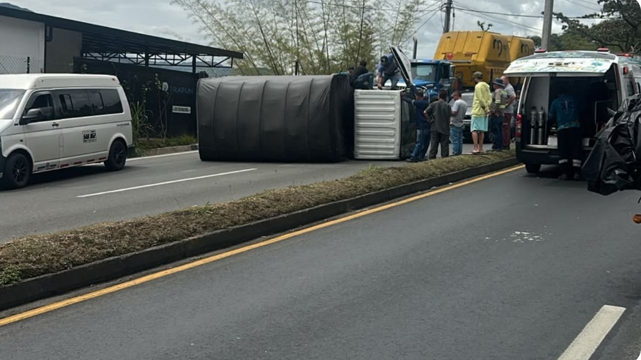 Volcamiento de camión causa alto flujo vehicular en la autopista Medellín - Bogotá