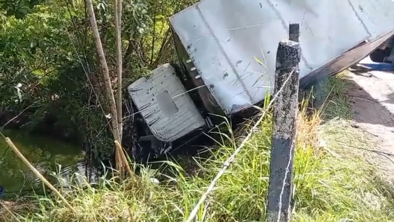 Un camión se salió de la vía cerca a la Hacienda Nápoles en la autopista Medellín - Bogotá