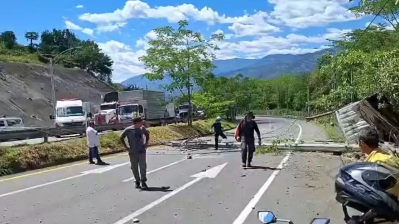 Un vehículo se volcó por Los Tamarindos en vía Medellín–Santa Fe de Antioquia