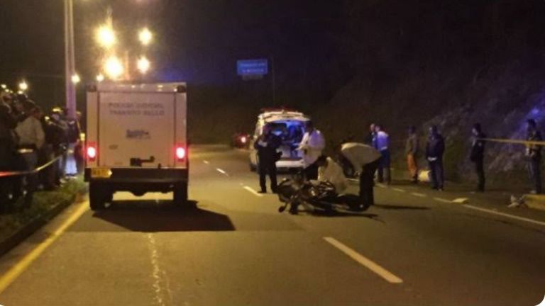 Hubo un choque entre dos motos en la Autopista Medellín-Bogotá; tres personas fueron reportadas como fallecidas Hubo un choque entre dos motos en la Autopista Medellín-Bogotá; tres personas fueron reportadas como fallecidas