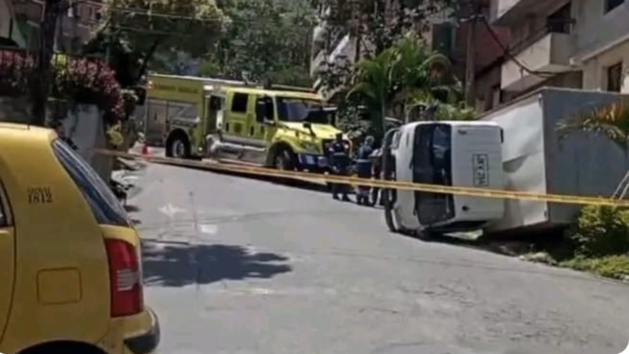 Camión se volcó al intentar subir una empinada loma en Manrique, nororiente de Medellín