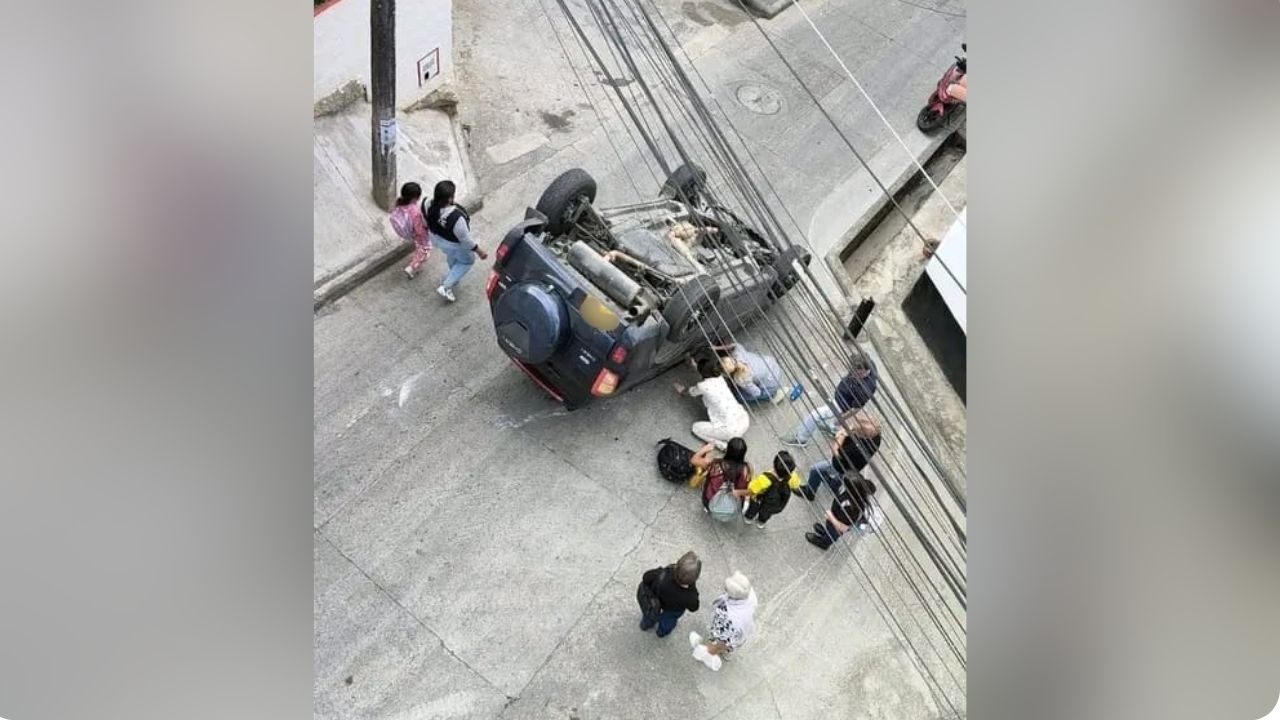 Conductor perdió el control y terminó volcado en una vía de Marinilla
