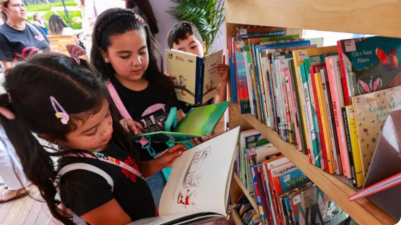 Recuperan punto crítico de basuras y lo convierten en un espacio para la lectura en Medellín