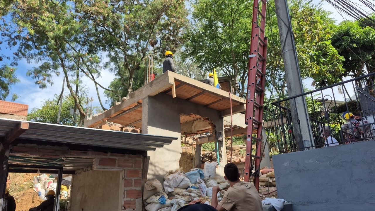 Sin licencias ni propiedad: demuelen inmuebles construidos en lote municipal de Bello