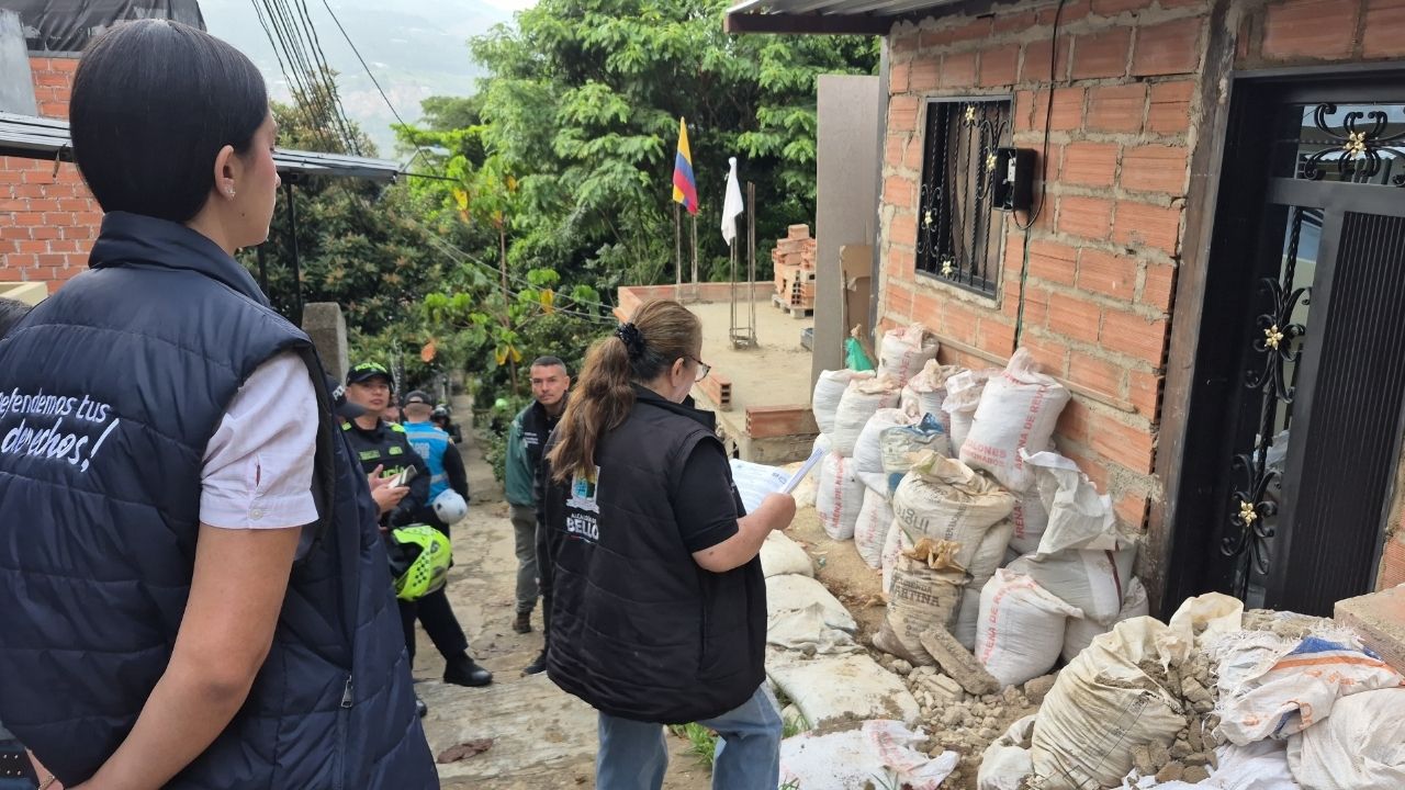 Sin licencias ni propiedad: demuelen inmuebles construidos en lote municipal de Bello