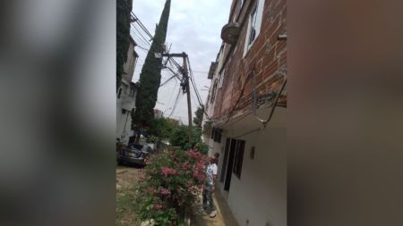 Alerta en Bello por poste de energía con gran inclinación en el barrio Hermosa Provincia