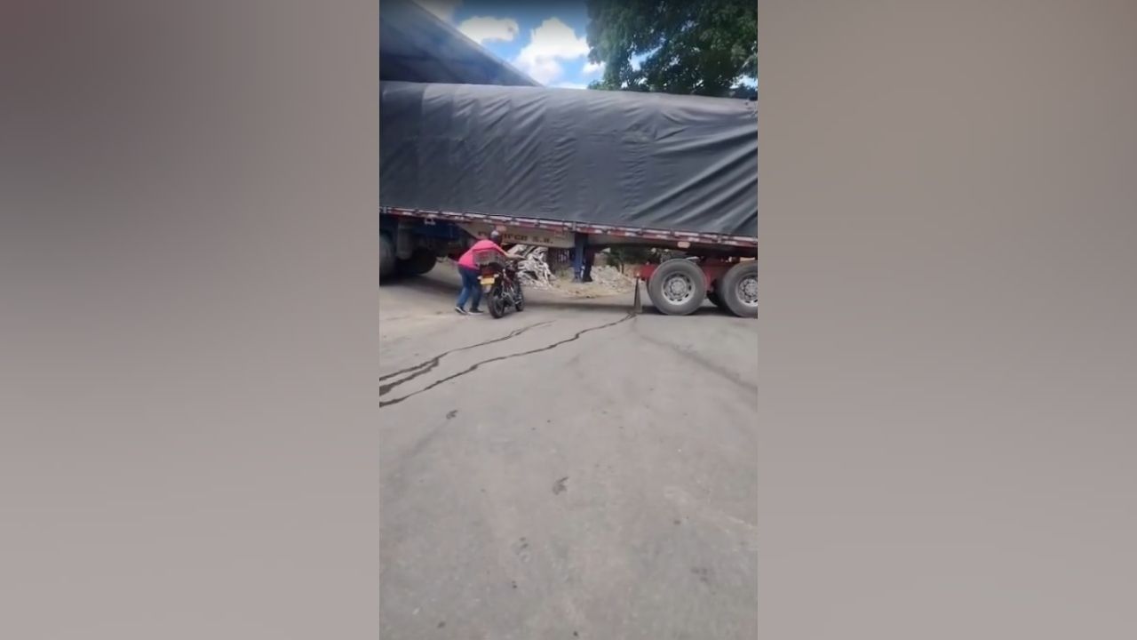 "Pasamos por debajo del camión": accidente de tránsito entre dos 'mulas' afecta zona del municipio de Copacabana