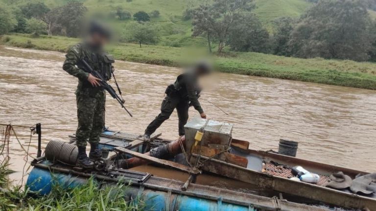 Destruyen dragas y motobombas de minería ilegal que habrían financiado a grupos armados en San José del Nus