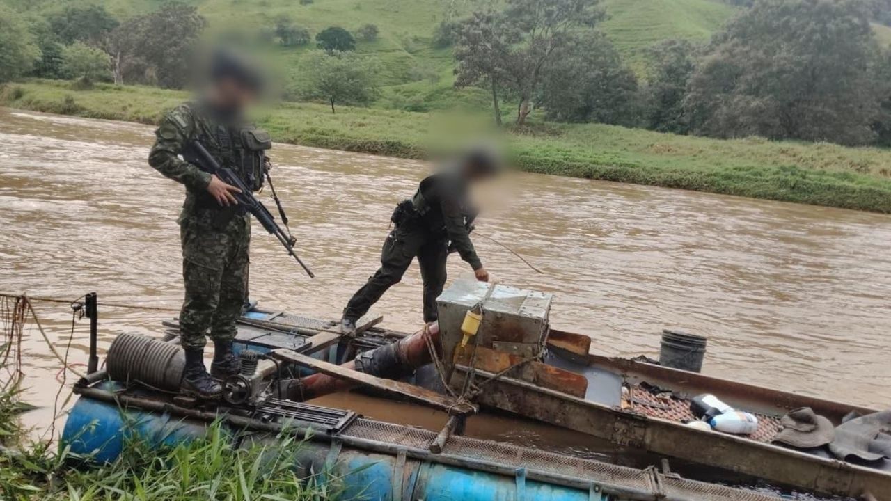 Destruyen dragas y motobombas de minería ilegal que habrían financiado a grupos armados en San José del Nus