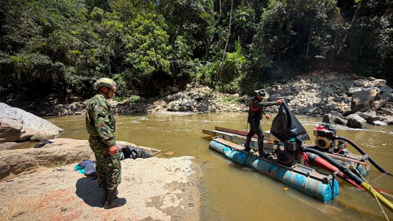 Afectación al Clan del Golfo: capturan a 6 personas y destruyen dragas de minería ilegal en Donmatías