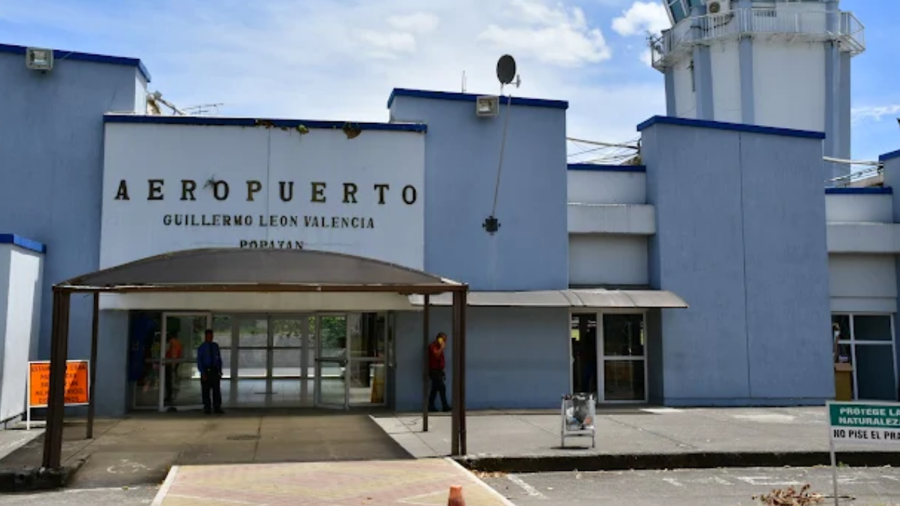 Cierran el aeropuerto de Popayán por presencia de ceniza volcánica