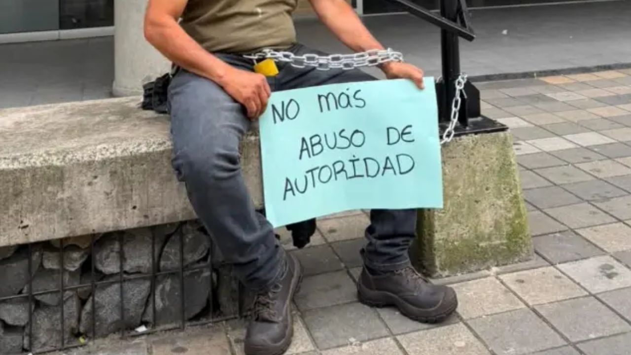 Comerciante completa cuatro días encadenado frente a la Alcaldía de Caldas; conozca por qué
