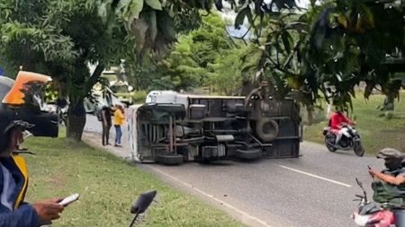 Vehículo de carga se volteó en la Avenida Regional, a la altura del Puente de la Madre Laura Vehículo de carga de volteó en la Avenida Regional, a la altura del Puente de la Madre Laura