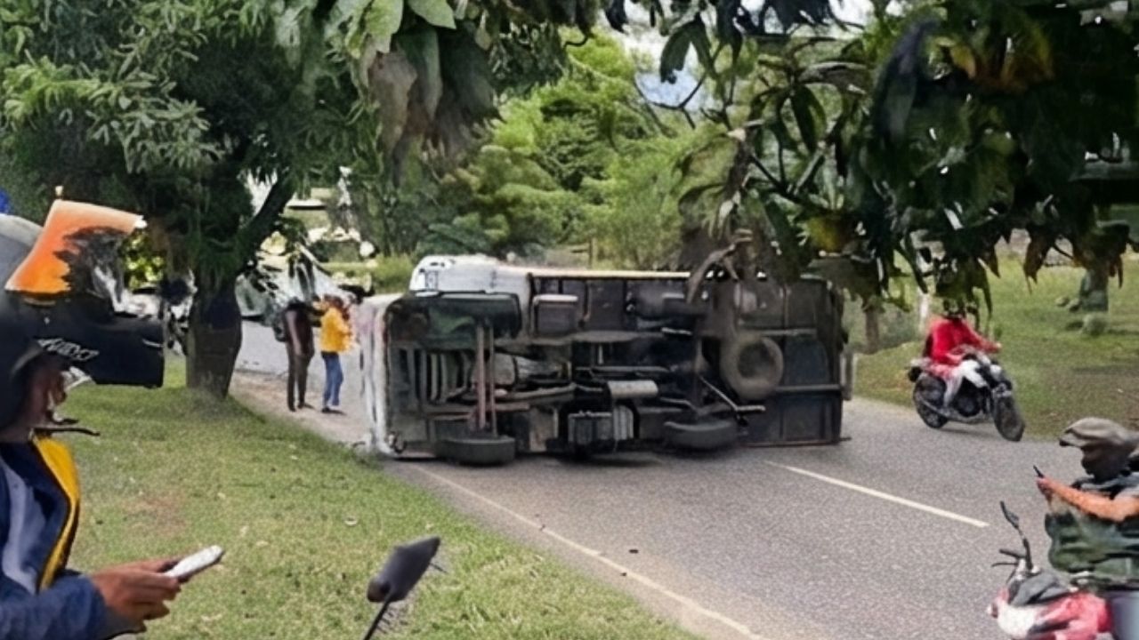 Vehículo de carga de volteó en la Avenida Regional, a la altura del Puente de la Madre Laura