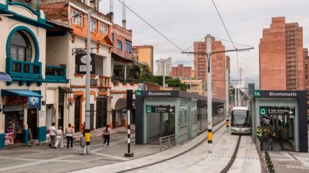 Motociclista murió tras chocar contra un poste en el corredor del tranvía en Medellín Motociclista murió tras chocar contra un poste en el corredor del tranvía en Medellín