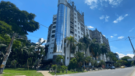 Cierre parcial en la Carrera 74 a la altura del Obelisco afecta la movilidad en sentido Sur–Norte Cierre parcial en la Carrera 74 a la altura del Obelisco afecta la movilidad en sentido Sur–Norte