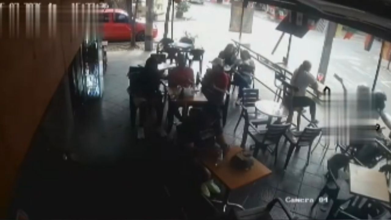 Captan en cámaras nuevo caso de “raponazo” en un restaurante en Laureles