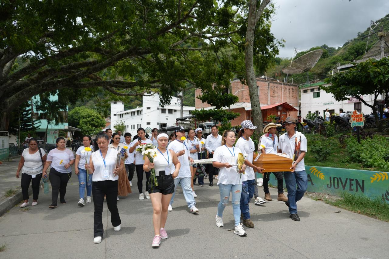 Cuatro familias dieron sepultura a sus seres queridos tras más de 20 años de búsqueda en Antioquia Cuatro familias dieron sepultura a sus seres queridos tras más de 20 años de búsqueda en Antioquia