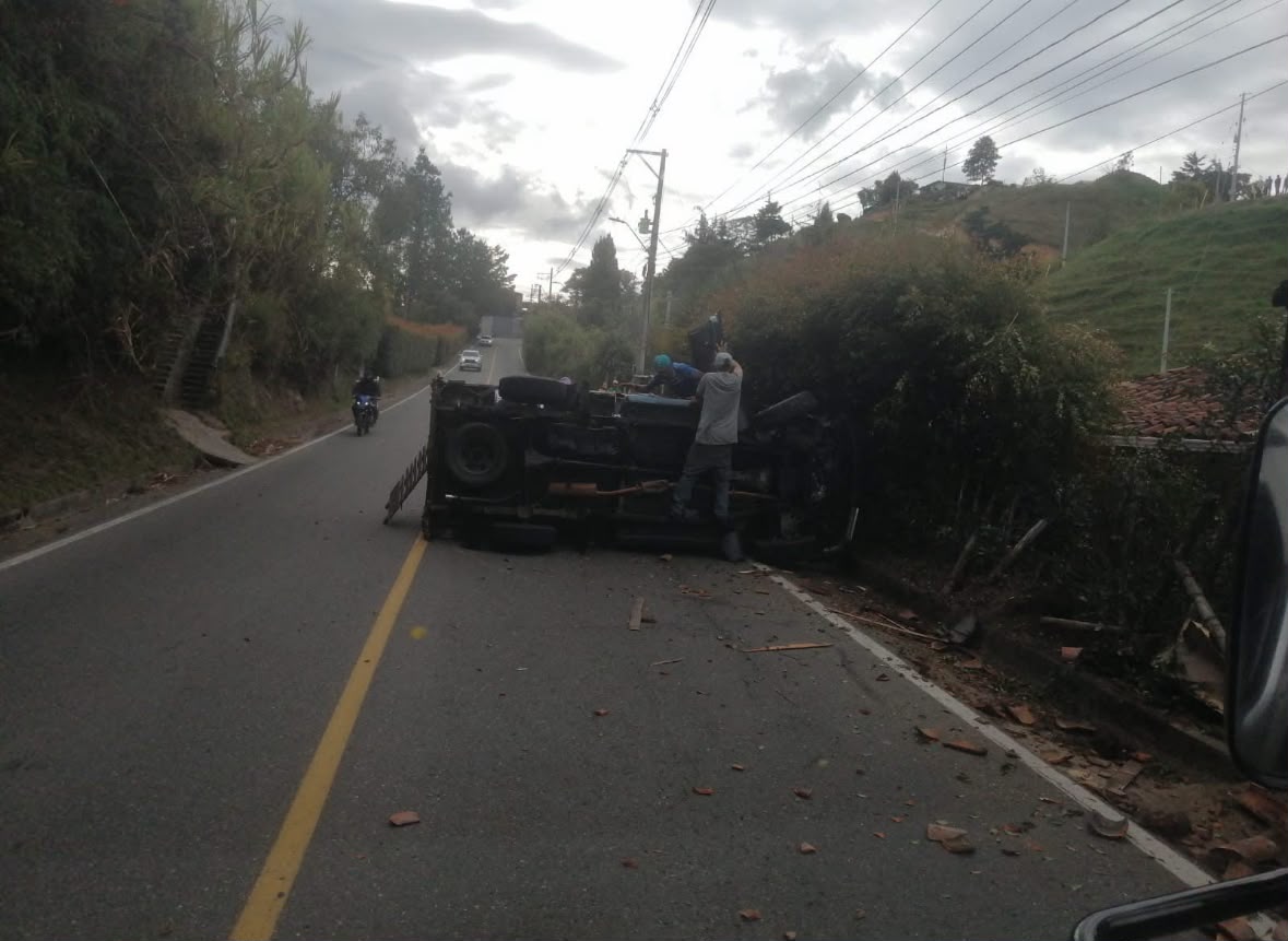 Volcamiento de vehículo bloqueó un costado de la vía a San Pedro de los Milagros