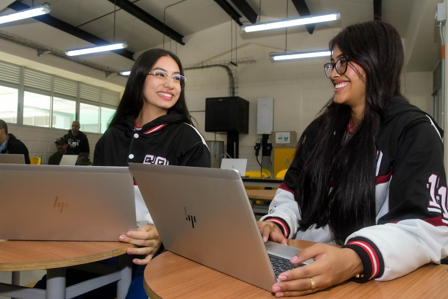 Abren convocatoria para que estudiantes de Medellín aprendan inteligencia artificial y música urbana