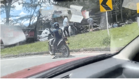 Un tractocamión se volcó en la Variante Caldas y hay congestión